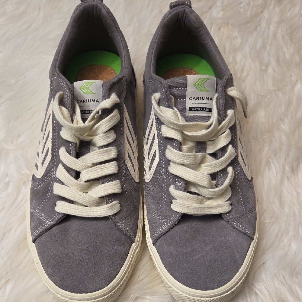 Cariuma Gray Sneakers with Classic Low-Top Style